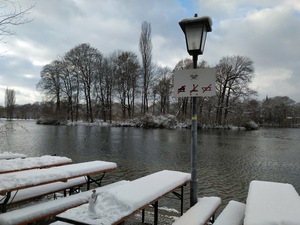 Seeblick im Englischen Garten mit Schnee