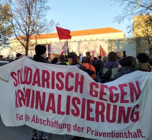 Solidarisch gegen Kriminalisierung: Transparent vor dem Knast Stadelheim München